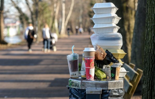 Es wird immer noch zu viel Einweg-Plastik produziert und verwendet. (Archivbild) - © Jens Kalaene/dpa-Zentralbild/ZB