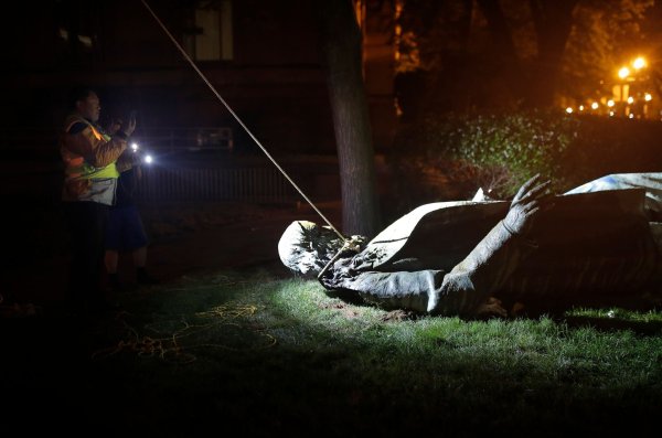 Im Zuge der Black-Lives-Matter-Proteste stürzten Demonstranten in den USA mehrere Statuen historischer Figuren, die sie in Verbindung mit Rassismus brachten. (Archivbild) - © Maya Alleruzzo/AP/dpa