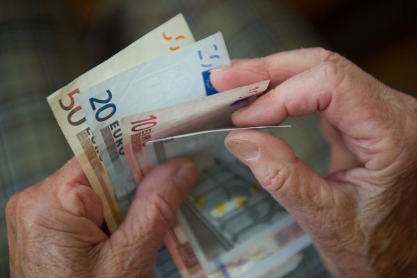 3,74 Prozent mehr Rente erhalten die Rentnerinnen und Rentner ab 1. Juli. (Symbolbild) - © Marijan Murat/dpa/dpa-tmn