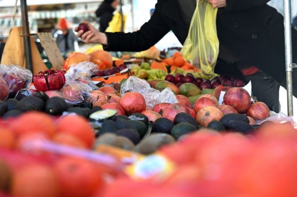 Obst ist teurer geworden - wohl auch hier auf einem Marktplatz. - © Elisa Schu/dpa