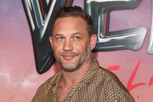Garantiert Action: der Schauspieler Tom Hardy. (Archivbild) - © Andy Kropa/Invision/AP/dpa