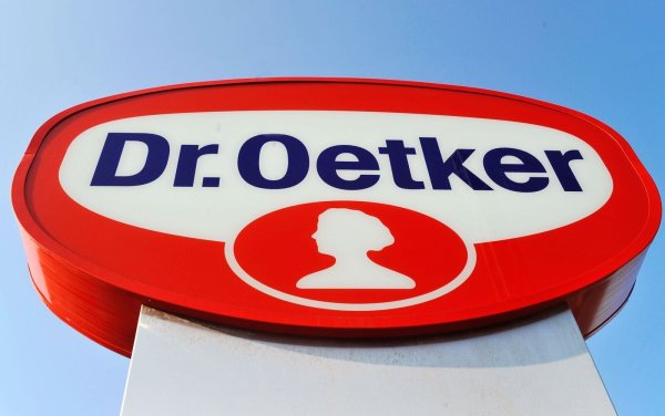 Dr. Oetker hat 2024 die Unsicherheit der Verbraucher gespürt - dennoch aber beim Umsatz zugelegt. (Archivbild) - © Bernd Thissen/dpa