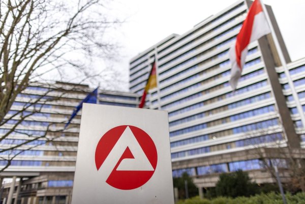 Die Zahl der Arbeitslosen sinkt im April leicht (Archivbild). - © Daniel Karmann/dpa