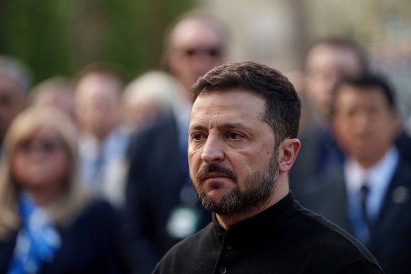 Nahezu täglich muss der ukrainische Präsident Wolodymyr Selenskyj an neue Opfer von russischen Angriffen erinnern. (Archivbild) - © Evgeniy Maloletka/AP/dpa