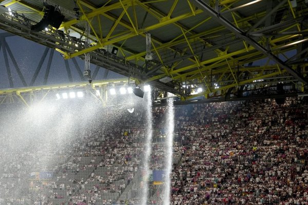 Der Kletterer hatte sich in der Dachkonstruktion des Stadions aufgehalten. Das Spiel war wegen eines Gewitters unterbrochen worden (Archivfoto) - © Marcus Brandt/dpa
