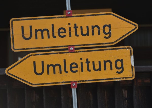Bauarbeiten auf der A52 machen Umleitungen erforderlich. (Symbolbild) - © Angelika Warmuth/dpa