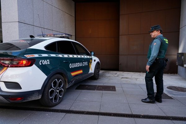 Spanische Polizisten haben drei Kinder befreit, die von ihren deutschen Eltern jahrelang zu Hause in der nordspanischen Stadt Oviedo eingesperrt worden waren. - © Juan Vega/EUROPA PRESS/dpa