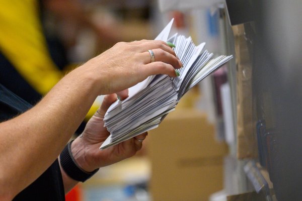 Noch werden massenhaft Briefe verschickt in Deutschland - aber wie lange noch? Hier eine Post-Mitarbeiterin in einem Zustellstützpunkt bei der Arbeit. - © Klaus-Dietmar Gabbert/dpa