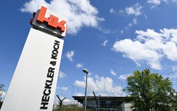 Dunkle Wolken sind in den geschäftlichen Perspektiven von Heckler & Koch nicht zu erkennen. - © Bernd Weißbrod/dpa