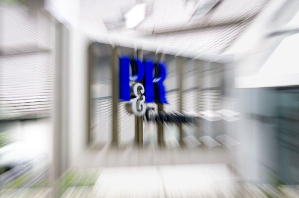 Die im Münchner Nobelvorort Grünwald ansässige P&R-Firmengruppe bot Seefrachtcontainer als Kapitalanlage an, betrieb aber in großem Stil Luftgeschäfte. (Archivbild) - © Matthias Balk/dpa