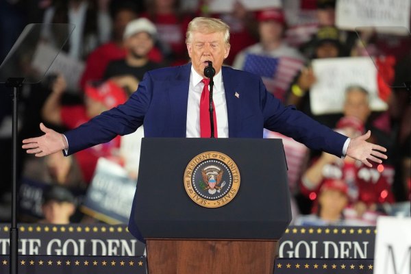 US-Präsident Donald Trump preiste sich selbst bei dem Auftritt in höchsten Tönen. - © Paul Sancya/AP/dpa