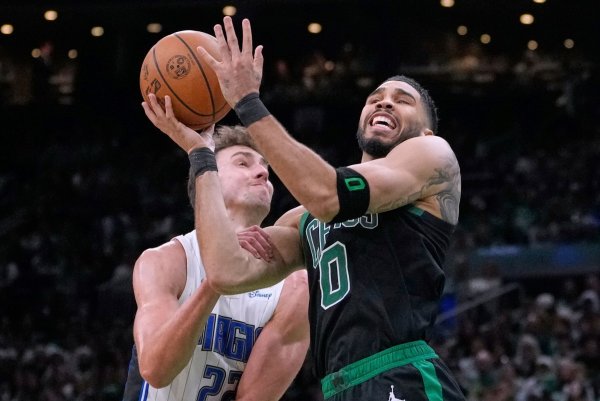 Franz Wagner und die Orlando Magic hatten gegen Jayson Tatum und die Boston Celtics meist das Nachsehen. - © Charles Krupa/AP/dpa