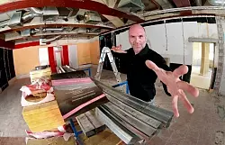 Thomas Modzel sch&auml;tzt im Gesellschaftshaus den Industrie-Hallen-Charme mit offenen Decken f&uuml;r seine Schauspielschule. Im zweiten Bauabschnitt will er eine B&uuml;hne einrichten, wo der Nachwuchs vor bis zu 80 G&auml;sten spielen kann. - &copy; FOTO: ANDREAS ZOBE