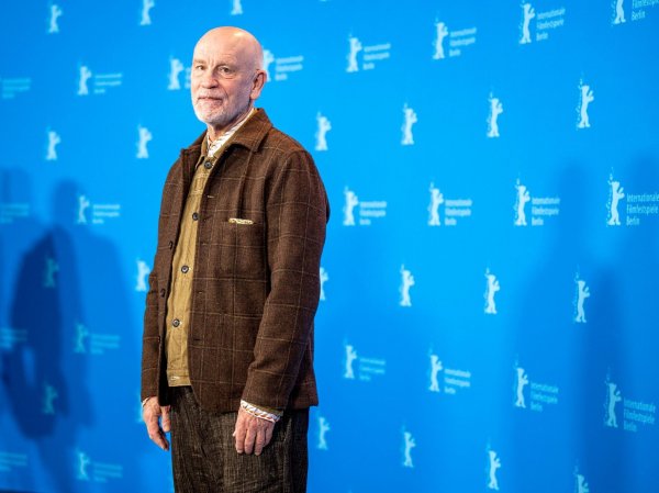 John Malkovich stellt seinen Film «Seneca - Oder: Über die Geburt von Erdbeben» auf der Berlinale vor. - © Monika Skolimowska/dpa