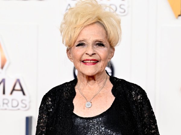 Brenda Lee war 13 Jahre alt, als sie den Song «Rockin\\\' Around the Christmas Tree» aufnahm. Nun ist er in den USA überraschend auf Platz 1 gelandet. - © Evan Agostini/AP/dpa