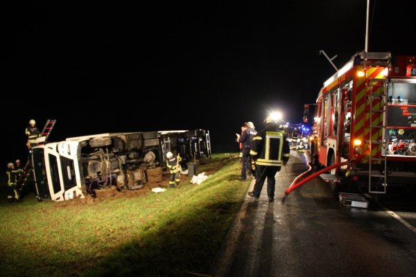 Für dieses voll beladene Lastwagengespann ist auf einem Acker neben der Bergheimer Straße (L 616) bei Heesten Endstation gewesen - © Freiwillige Feuerwehr Horn-Bad Meinberg