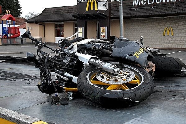 Das Motorrad hatte nach dem Unfall nur noch Schrottwert. - © FOTO: ANDREAS EICKHOFF
