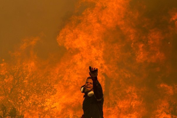 Bislang gibt es in Griechenland rund 14.100 Feuerwehrleute. Auch Privatleute bereiten sich auf den Kampf gegen die Brände vor. - © Marios Lolos/XinHua/dpa