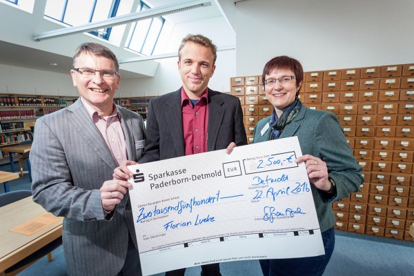 Dr. Wolfgang Bender (links) und Gefion Apel überreichen den Scheck zum Otto-Weerth-Preis an Dr. Florian Lueke. - © Torben Gocke