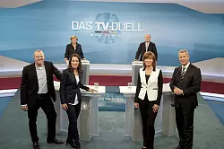 TV-Duell am 1. September 2013 zwischen Angela Merkel und Peer Steinbrück (hinten) mit den Moderatoren Stefan Raab (v.l.), Anne Will, Maybrit Illner und Peter Kloeppel. - © IMAGO/Berlinfoto