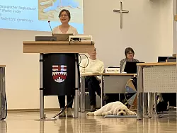 Absolut tiefenentspannt &ndash; Elmo im Schul- und Sportausschuss des Kreises Paderborn. - &copy; Kreis Paderborn