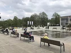G&auml;ste genie&szlig;en die Atmosph&auml;re im Kurpark. - &copy; Thomas Reineke