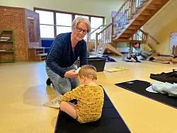 Sabine Lohmeier, Leiterin der Kita "Burg Sonnenschein", bereitet die Kinder auf das Kneipp-Bad vor. - © Johanniter Lippe-Höxter