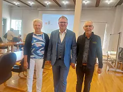 Gerhard und Andrea Horstmann stehen ihrem Sohn, SPD-Bürgermeisterkandidat Swen Horstmann, am Wahlabend unterstützend zur Seite. - © Michaela Weiße