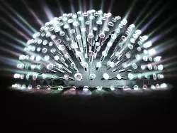 So wird es strahlen: das Kunst-Objekt in einer Simulation. Die Lichter sind LED-Leuchten. - © Visualisierung: Projekt "Desert Eyes"