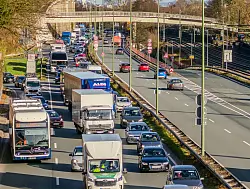 Kurz vor der Engstelle knubbelt sich der Verkehr zur besten Zeit. Das dauert auch noch ein wenig an. - © Andreas Zobe