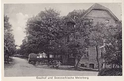 In der Gastwirtschaft Hanning in Extertal-Meierberg war auch früher immer was los, wie diese undatierte historische Aufnahme zeigt. Bei der Erzählwerkstatt am Dienstag, 26. August, in der Stallscheue Rott sucht das Erzählwerkstatt-Team weitere Bilder und Geschichten zu Gaststätten der Extertaler Bergdörfer. - © Sammlung Familie Hanning