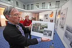 Alte Fotos: Charles Vlaanderen und Isabella Oetzel vom Heimatverein bauen die Jubil&auml;umsausstellung auf. 
- &copy; Vera Gerstendorf-Welle