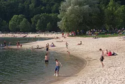 Der Godelheimer See mit seinem feinen Sandstrand und dem Spielplatz eignet sich perfekt f&uuml;r einen Tagesausflug mit der ganzen Familie. - &copy; Stadt H&ouml;xter