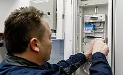 Ein Elektriker montiert einen digitalen Stromzähler mit einem Smart-Meter-Gateway zur Datenübertragung. - © Markus Scholz/dpa