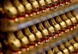 Wer dieses Jahr Schokolade f&uuml;rs Osternest kauft, zahlt deutlich mehr &ndash; und bekommt weniger. 2025 werden zudem weniger Schoko-Osterhasen produziert. - &copy; picture alliance / Oliver Berg/dpa