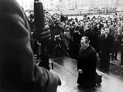 Bundeskanzler Willy Brandt (SPD) kniet am 7. Dezember 1970 vor dem Mahnmal im einstigen j&uuml;dischen Ghetto in Warschau, das den Helden des Ghetto-Aufstandes vom April 1943 gewidmet ist. Brandt legte mit seinem "Kniefall" den Grundstein f&uuml;r die deutsch-polnische Auss&ouml;hnung. - &copy; picture-alliance / dpa
