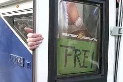 Zeit f&uuml;r ein Gespr&auml;ch: Wenn mal wenig Betrieb herrscht, suchen die Sozialarbeiterinnen von &bdquo;Theodora&ldquo; die Frauen auf. - &copy; Archivfoto: Bernhard Preu&szlig;