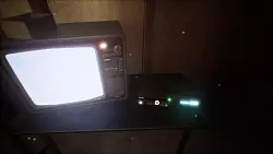 Da liegt ein Videoband von der T&uuml;r, und wir spielen es einfach mal ab? Das war noch nie eine gute Idee! - &copy; Deadbolt Interactive