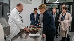 Wie sich frische Kakaoschoten anfühlen, und wie sie riechen, konnte Ministerin Ina Brandes im Labor für Back- und Süßwaren erleben. - © TH OWL