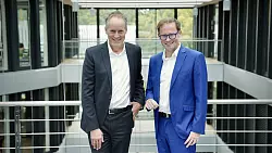 Jörg-Uwe (l.) und sein Bruder Jan-Hendrik Goldbeck führen das Bielefelder Bauunternehmen mit mehr als 13.000 Beschäftigten. - © Peter Unger