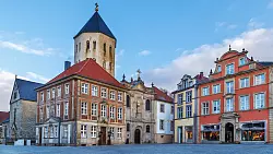 Historische Mauern, kleine Gassen und ein beeindruckender Dom: Die Kreisstadt Paderborn wartet mit so mancher historischer Sehensw&uuml;rdigkeit auf. - &copy; picture alliance / Zoonar