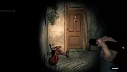 Ein verlassenes Dreirad vor der T&uuml;r einer weiteren schaurigen Wohnung &ndash; ein Hinweis auf die dunkle Vergangenheit in Apartment No 129. Oder auf "Saw", "Shining" oder "Das Omen"? - &copy; Axyos Games