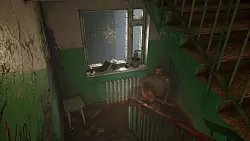 Schon die ersten Szenen im Spiel sind &uuml;berraschend atmosph&auml;risch &ndash; hier etwa mit dem traurigen Giarrenspieler im Treppenhaus, dessen Melodie durchs gesamte Haus zieht. - &copy; Axyos Games