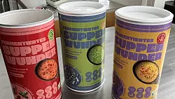 Auch in der Vorratspackung kommt der "Suppenwunder" farbenfroh daher. - © Till Brand