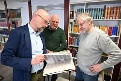 Paul Gockel (Mitte) übergibt der Stadt Paderborn seinen Bilderschatz. I. Beigeordneter Carsten Venherm (links) und der Leiter des Stadt- und Kreisarchivs Paderborn, Wilhelm Grabe, nehmen die wertvollen Negative entgegen. - © Stadt Paderborn