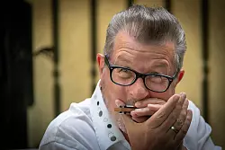 Mundharmonikaspieler Dieter Kropp und Gitarrist Mickey Meinert treten am Samstag, 20. Dezember, ab 19.30 Uhr in Barntrup auf. - © Heimatverein Barntrup