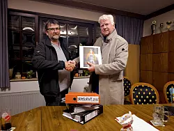Hans Wiese wurde vom Vorsitzenden Manfred Hütte zum Marktmeister ernannt. - © Martin Postert