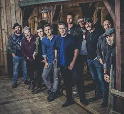 Die irische Band Take it to the Limit performt in der Stadthalle Detmold die Klassiker der Eagles. - © Tom Sheerin