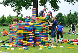 Ganze H&auml;user k&ouml;nnen ambitionierte Architekten aus den Riesenbausteinen im Gartenschaupark Rietberg konstruieren. Wie man sieht, nicht nur was f&uuml;r Kleine. - &copy; Birgit Vredenburg