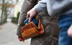 Taschendiebe haben auf dem Weihnachtsmarkt oft leichtes Spiel. - © picture alliance / imageBROKER